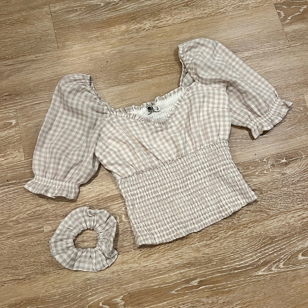 NWOT Abercrombie & Fitch Gingham Cropped Blouse Tan & White with Scrunchie
